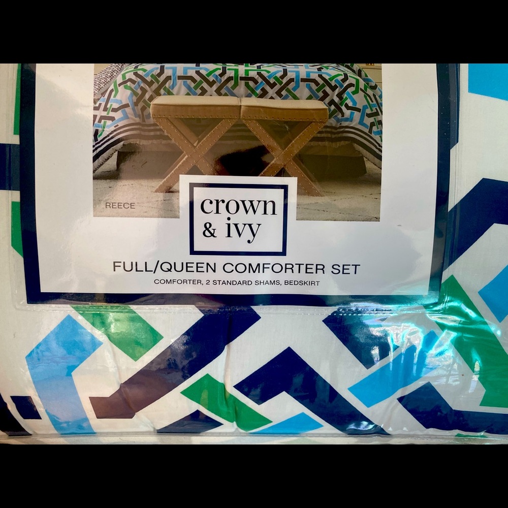 BrandNWT!!!  Crown & Ivy Full/Queen Comforter Set PLUS 2 Brand New pillows.